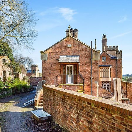 Apartment At Llanerchydol Hall 威尔斯浦 外观 照片