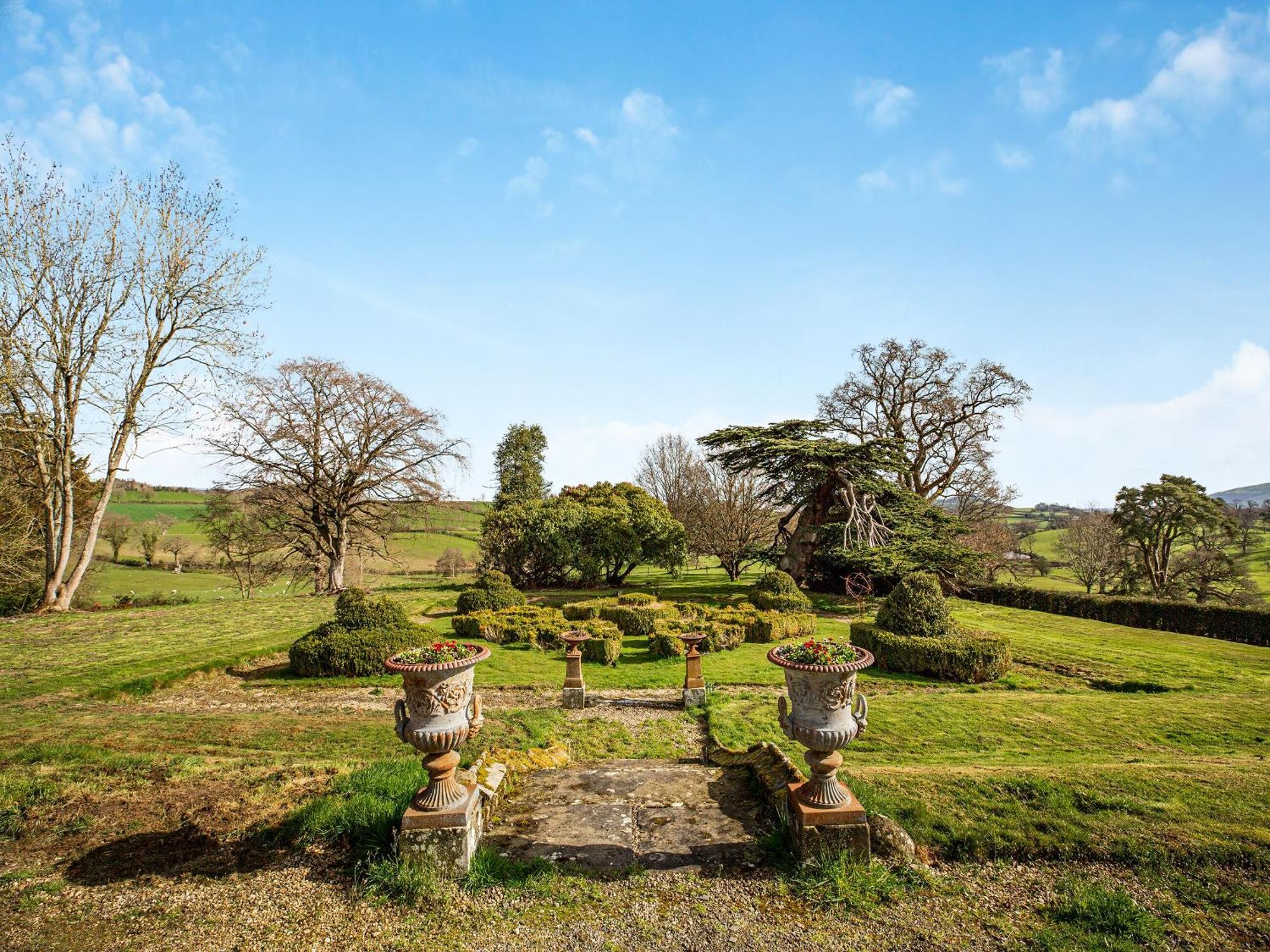 Apartment At Llanerchydol Hall 威尔斯浦 外观 照片