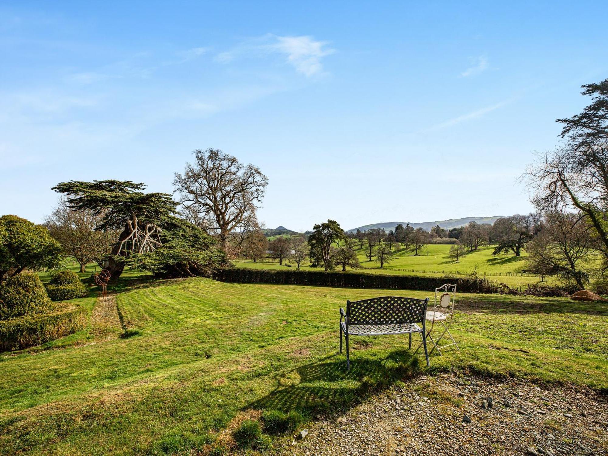 Apartment At Llanerchydol Hall 威尔斯浦 外观 照片